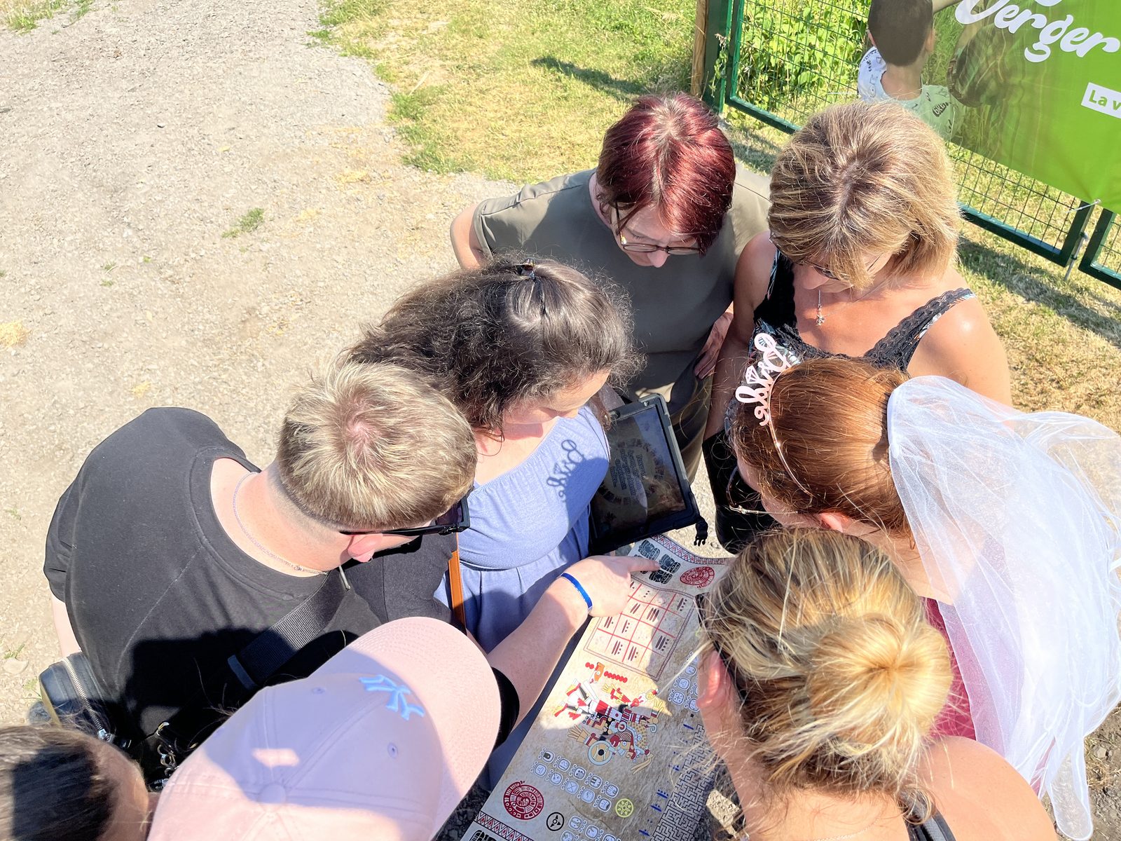 Une équipe déchiffre la carte au trésor pendant la chasse au trésor Team Square